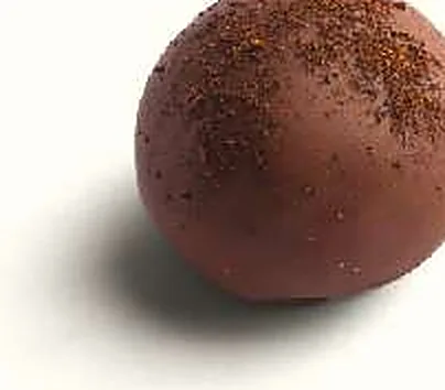 Figue Cardamome : figue séchée fourrée, ganache cardamome, enrobée de chocolat