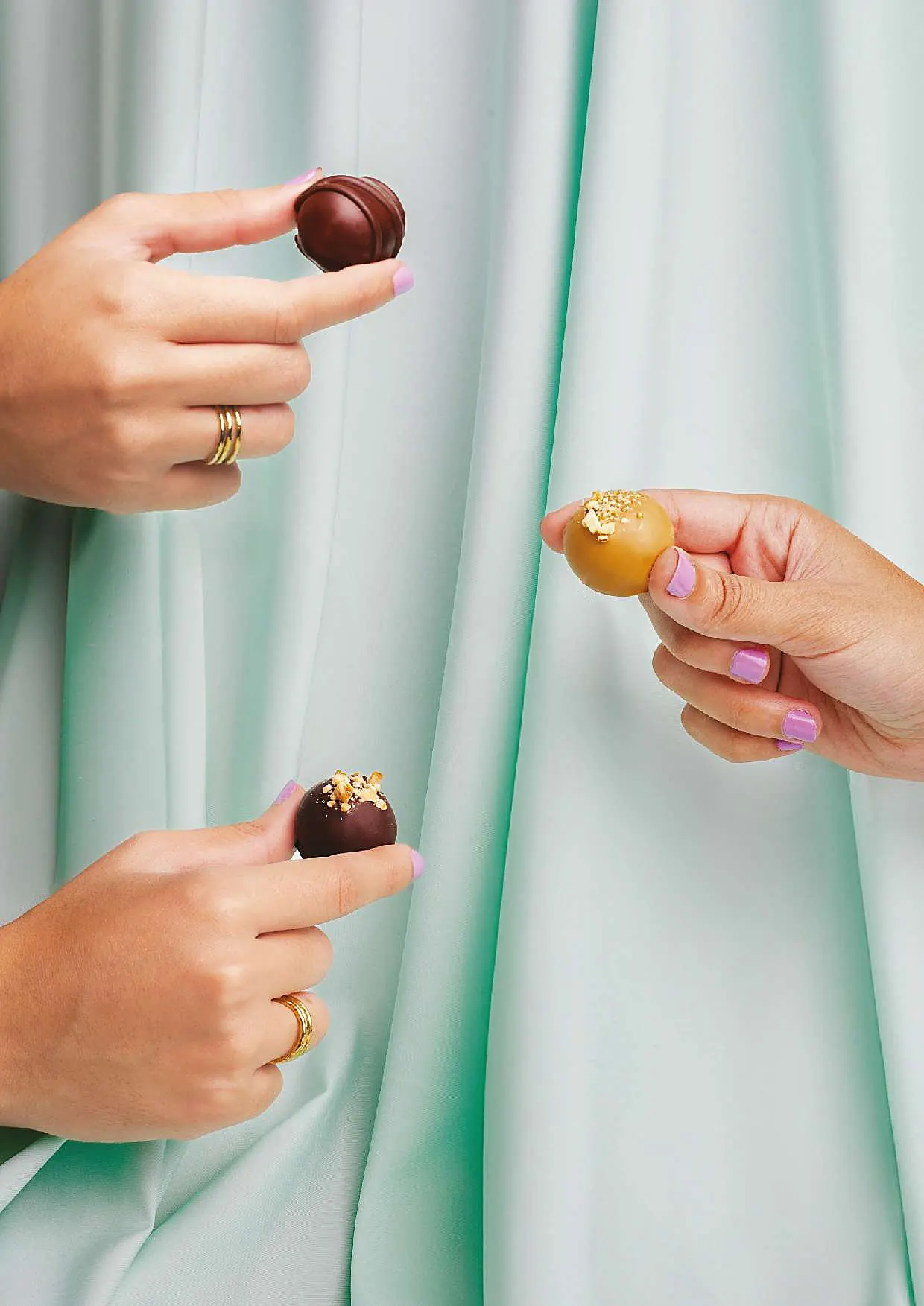 Figues enrobées de chocolat tenues du bout des doigts